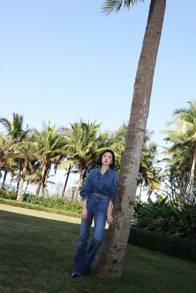 Qin Lan Shows Coordinated Denim Look Blending Casual and Tailored Elements