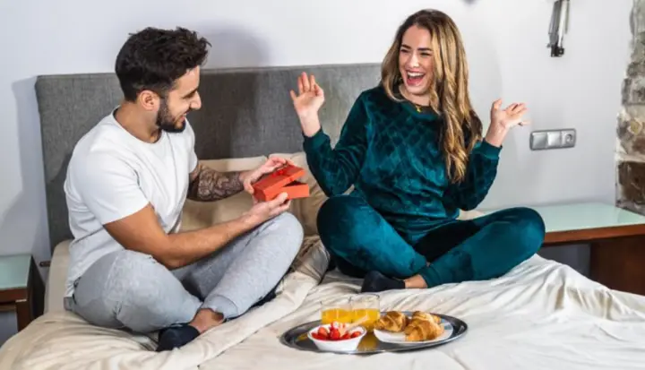 Meaningful Anniversary Gifts for Every Relationship Stage and Budget