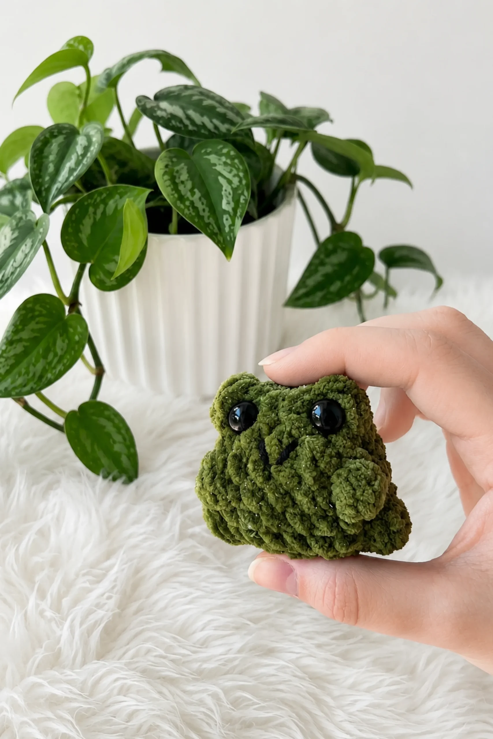 Chunky Crochet Frog Amigurumi Pattern Offers Fast, Beginner-Friendly Charm