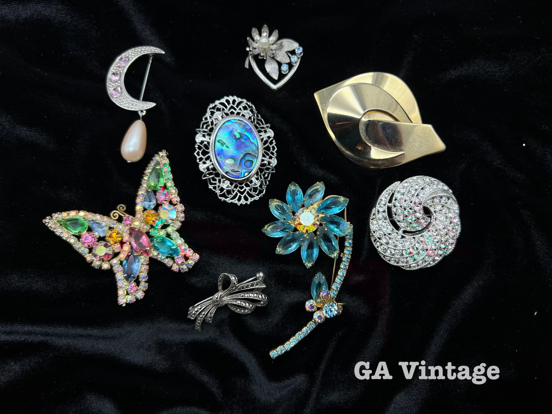 Vintage Revival: Brooches and Pieces With Permanence Dominate 2026