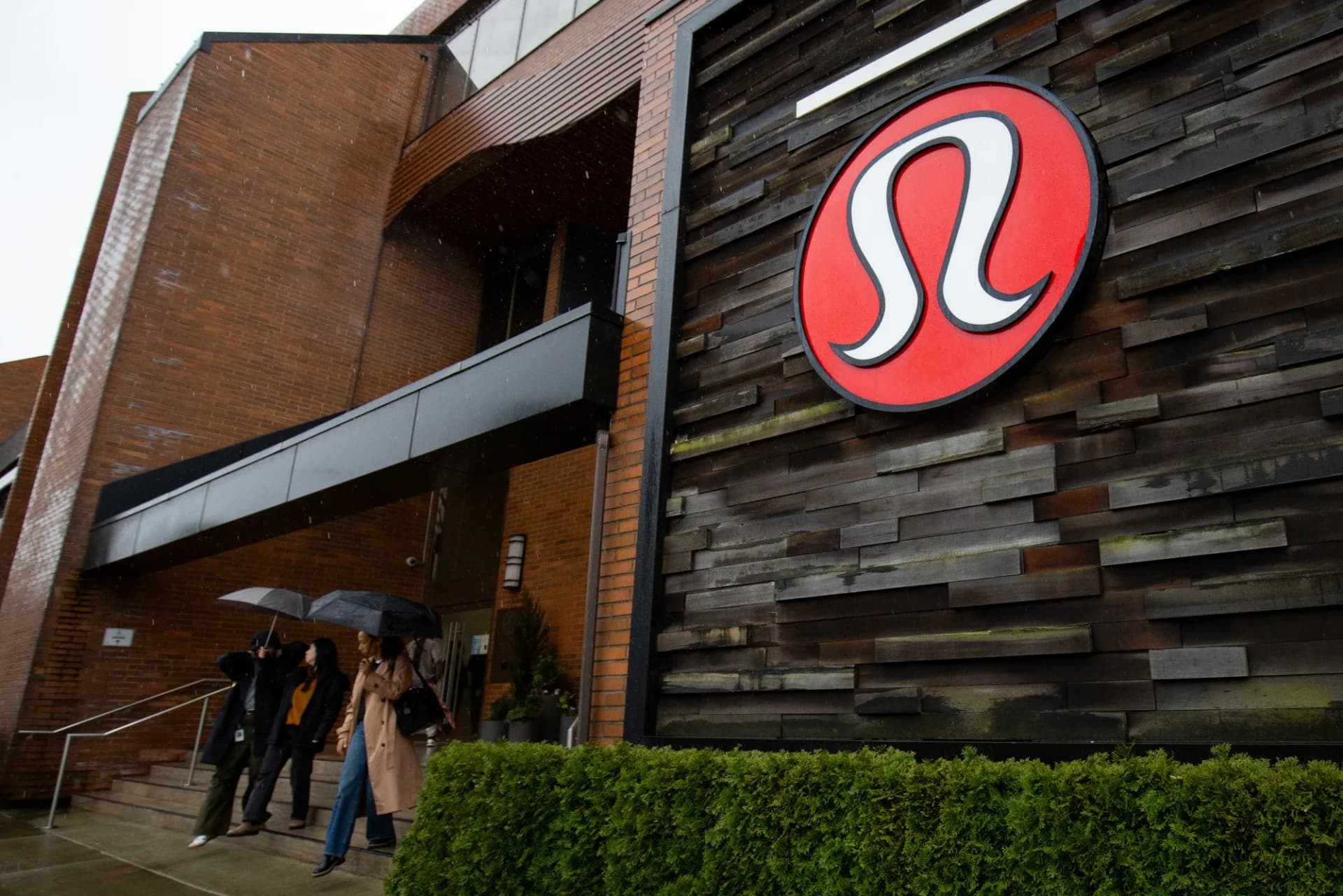 Lululemon Gives Weak Sales Outlook, Adding to Company’s Troubles