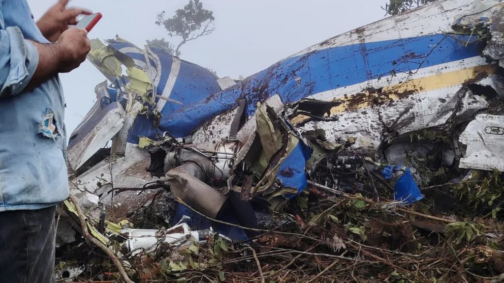Satena turboprop crash kills 15 including lawmaker Diógenes Quintero