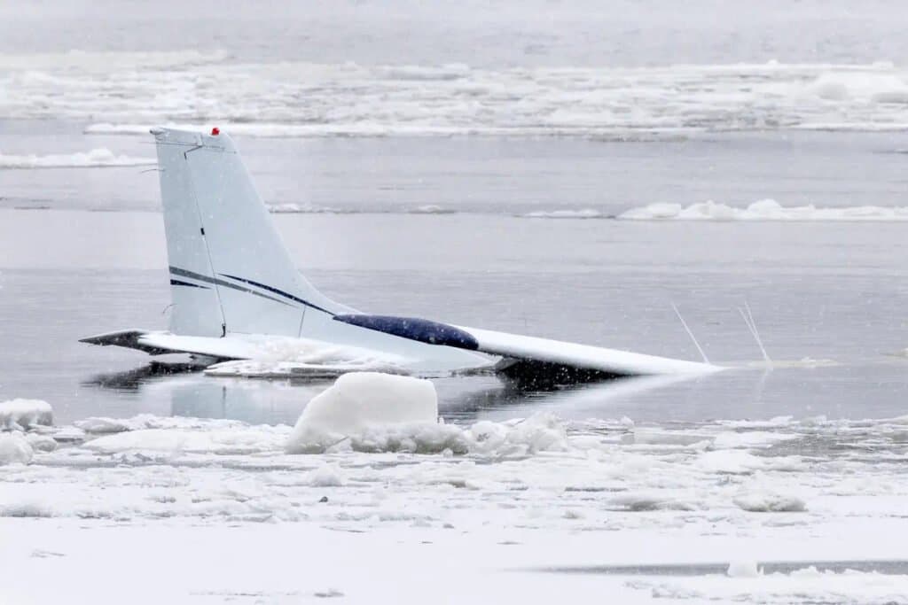 Training Cessna 172 Ditches in Hudson River; Instructor, Student Escape Unhurt