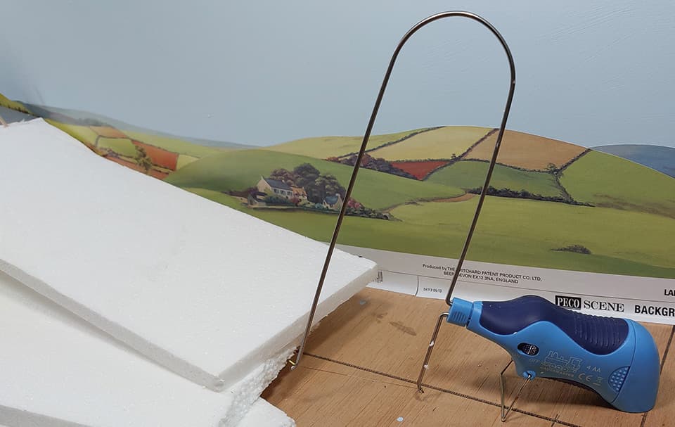 How to model an embankment with polystyrene, plaster and grass