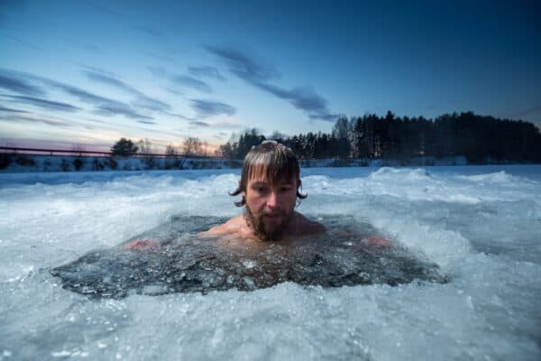 New evidence suggests possible health benefits of ice baths amid safety concerns