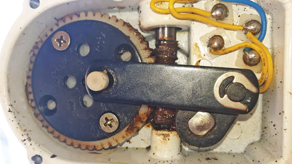 Diagnosing and Repairing a Seized Deck Saloon Wiper on Degero DS331