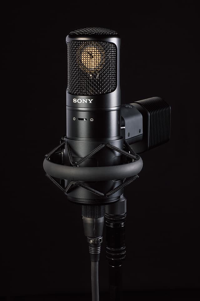 Ary Mirelle gifts João Gomes a rare Sony C-800G for Valentine's Day