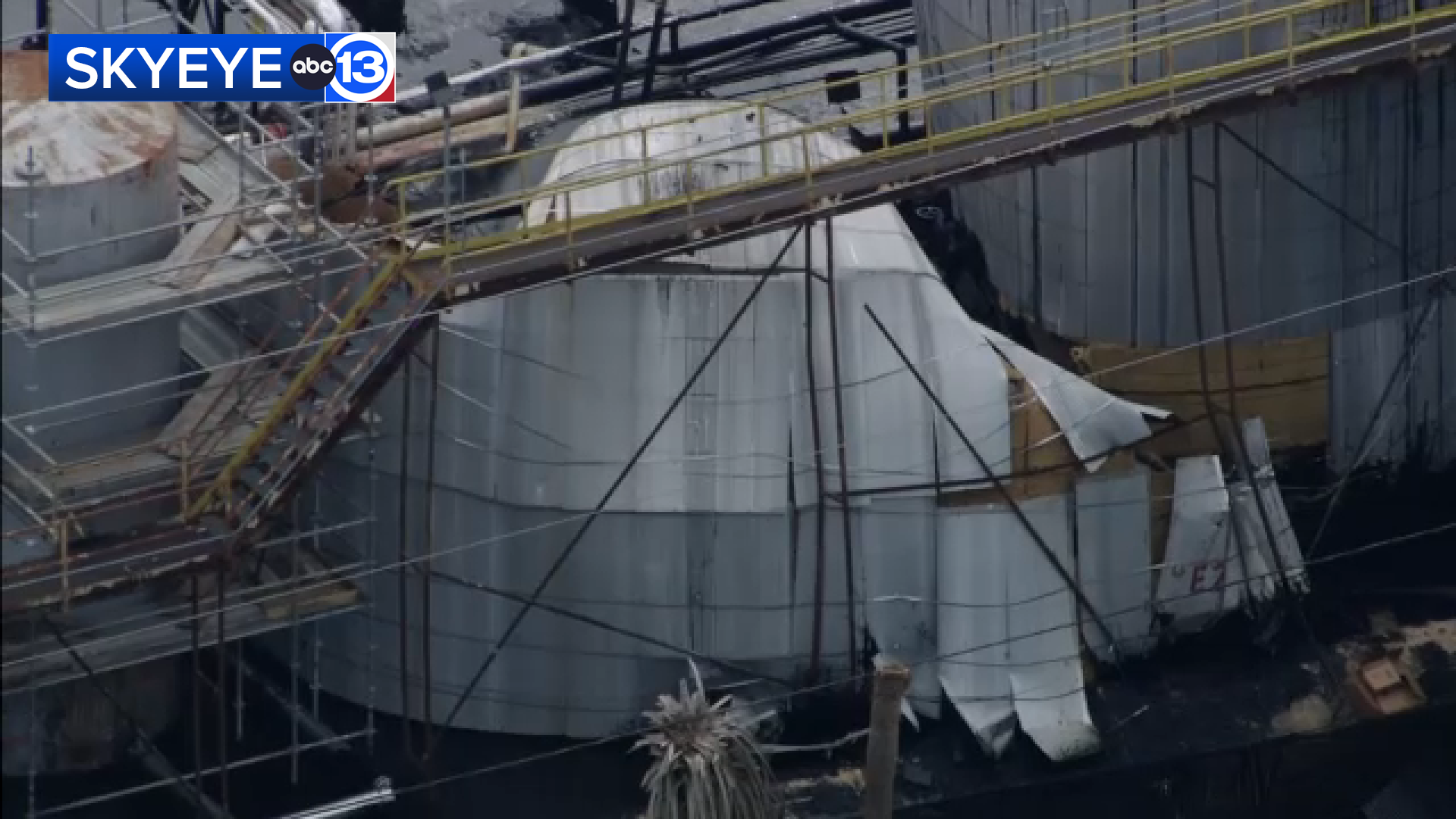 Man dies after 50,000-gallon asphalt spill at South Houston facility