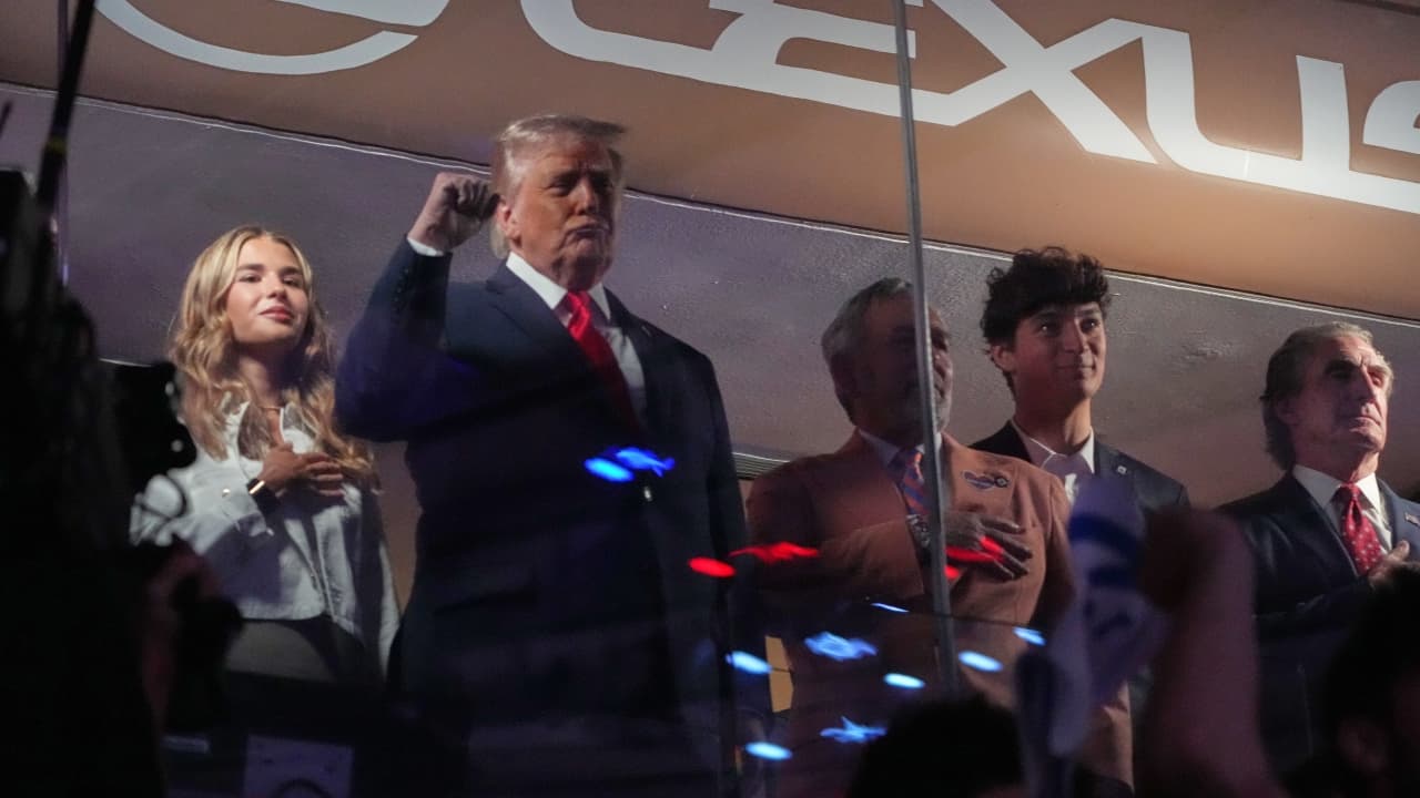 Trump booed at Madison Square Garden as Spurs beat Knicks in Game 3