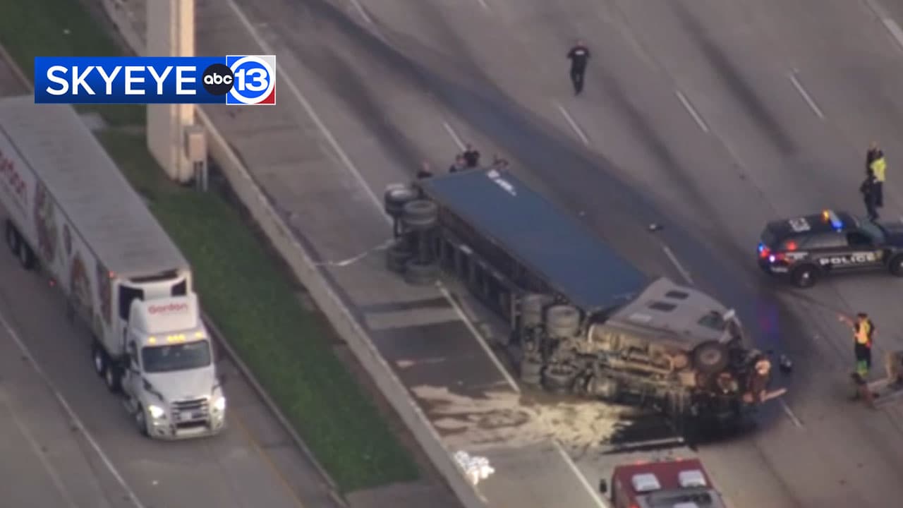 Two dead in early-morning I-10 crash in west Houston