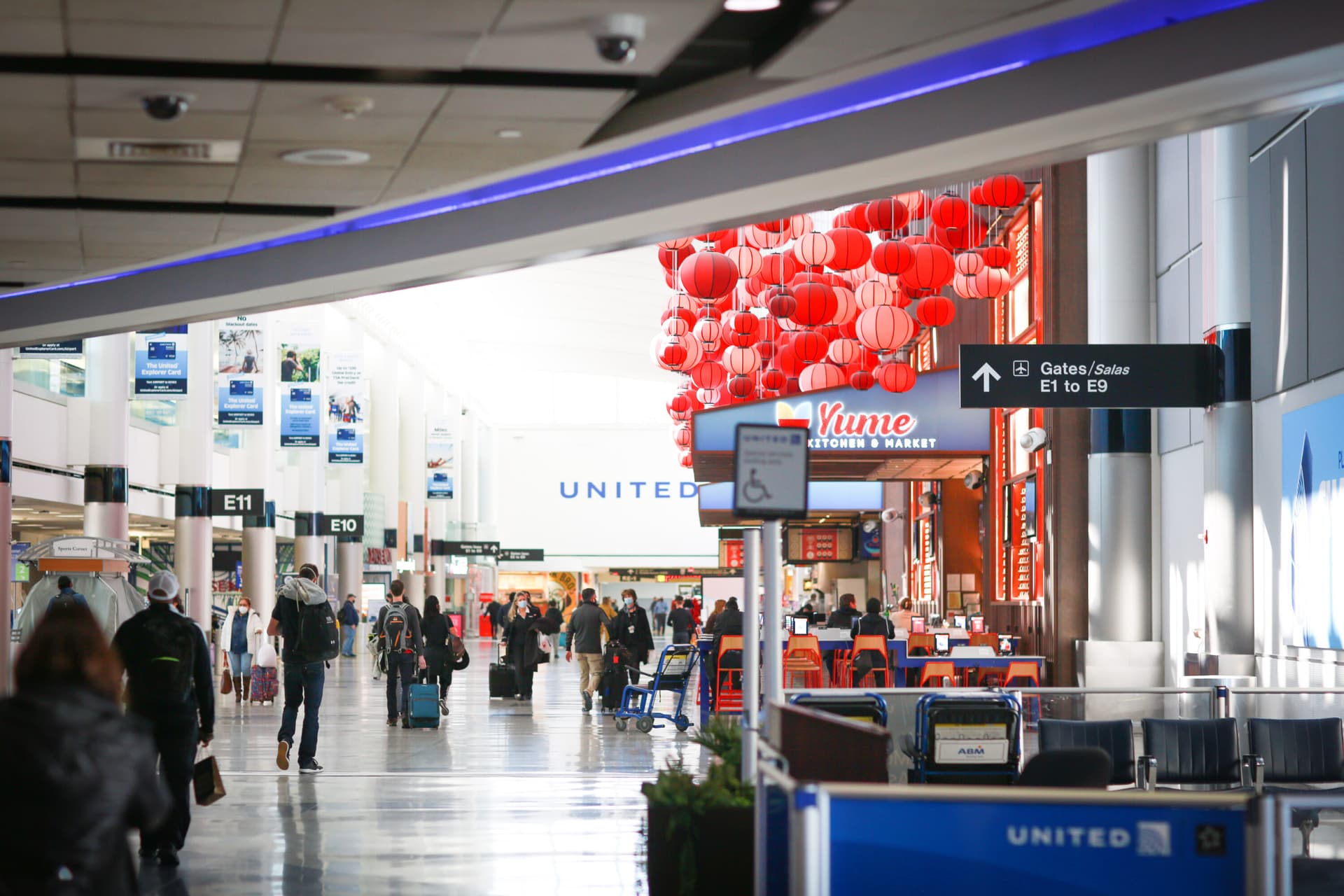 Houston airport concessions workers ratify contract, minimum wage rises to $20