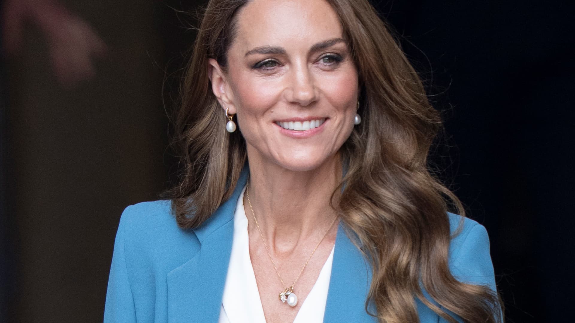Kate’s pearl necklace proves classic jewelry can look effortlessly modern