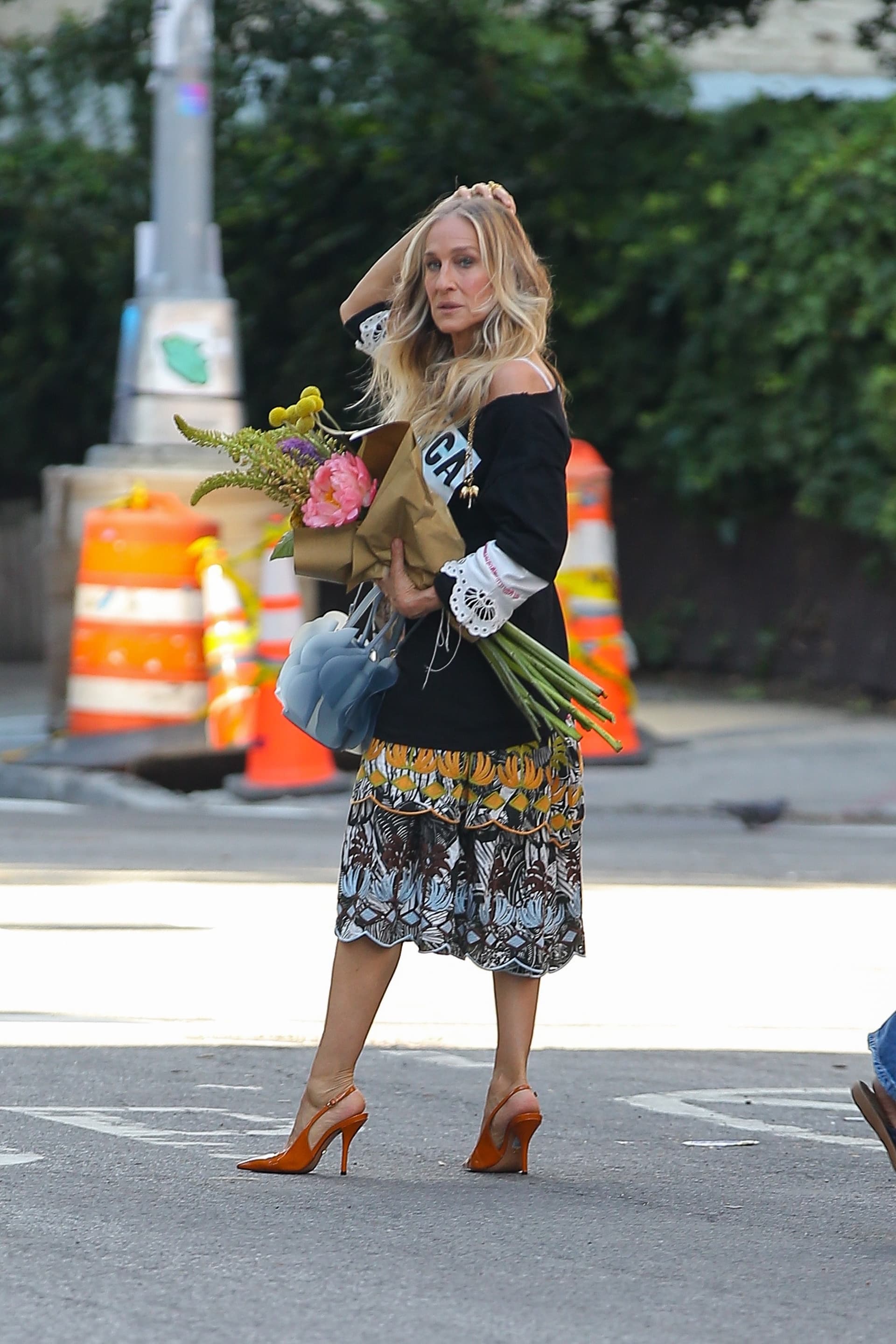 Sarah Jessica Parker shows the shoe formula that modernizes midi skirts
