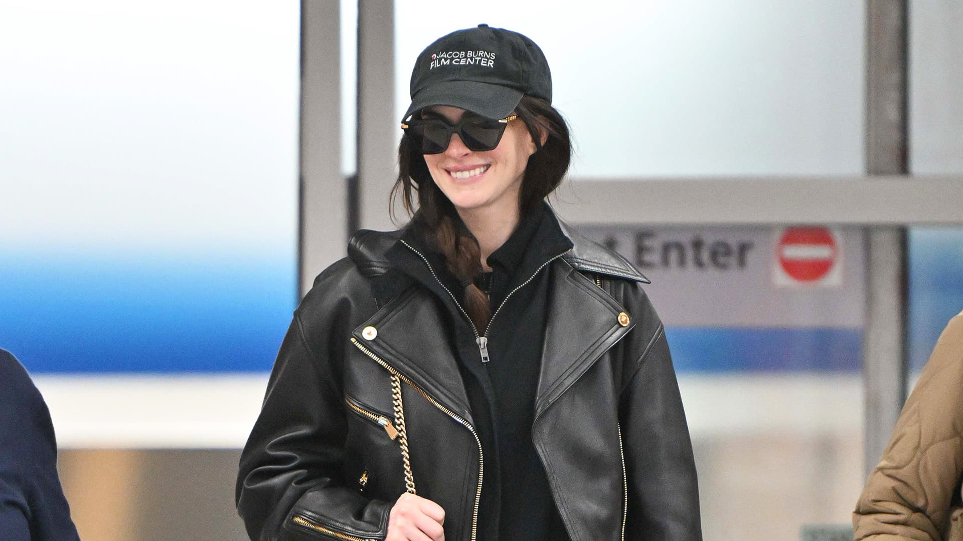 Anne Hathaway’s quarter-zip airport look signals 2026’s polished travel trend