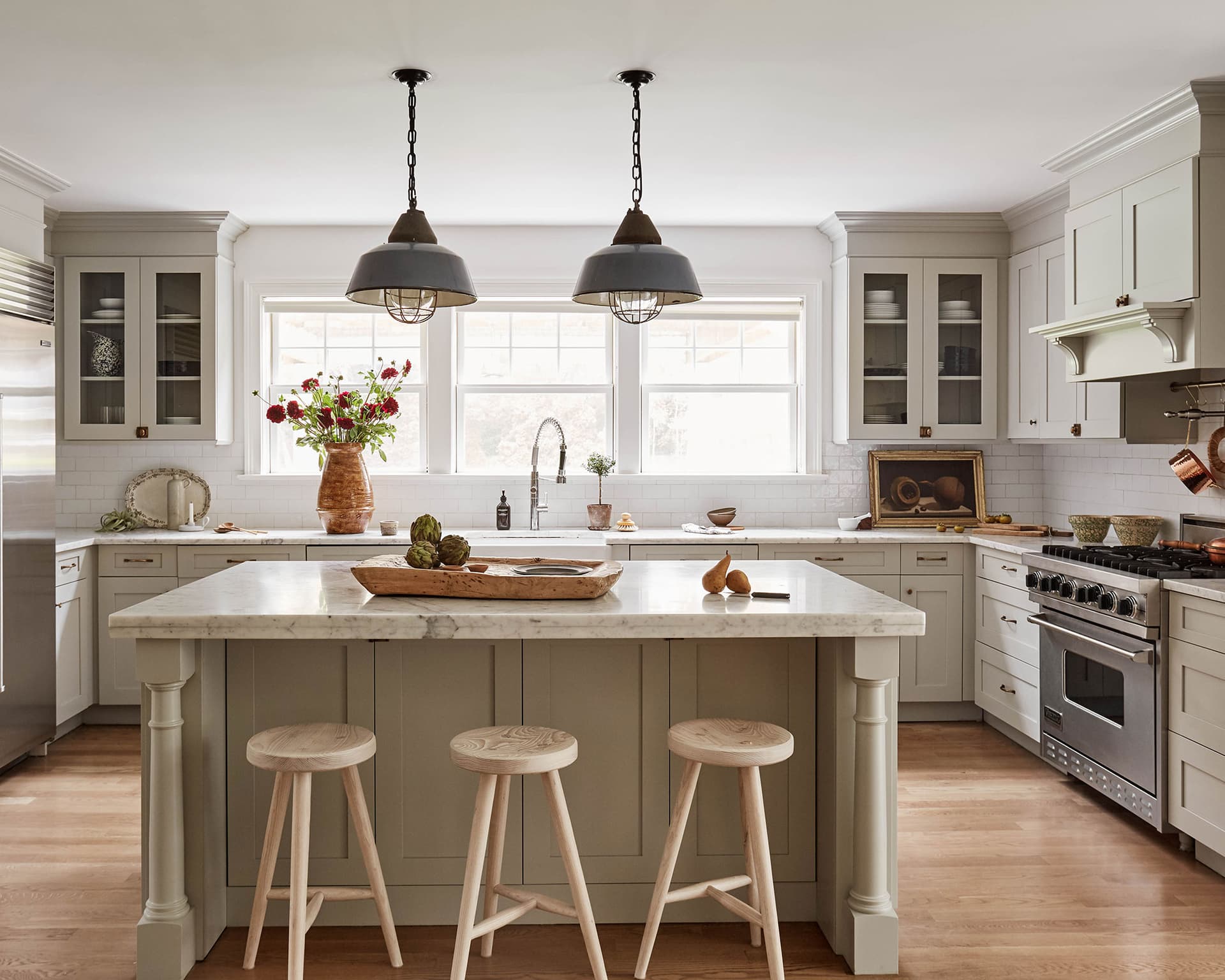 Coastal Grandmother Style: The Origins and Key Elements Defining This Relaxed Aesthetic