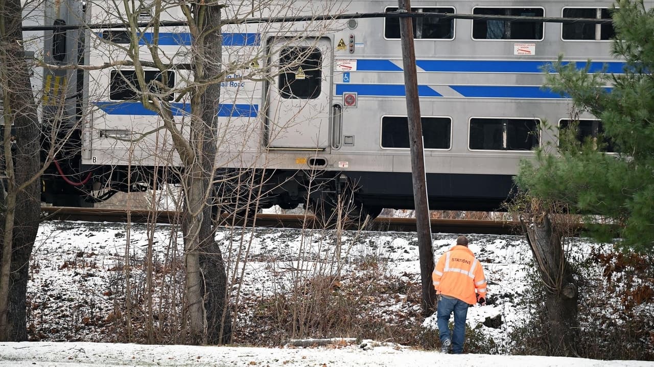 Man struck and killed by LIRR train near Sayville station