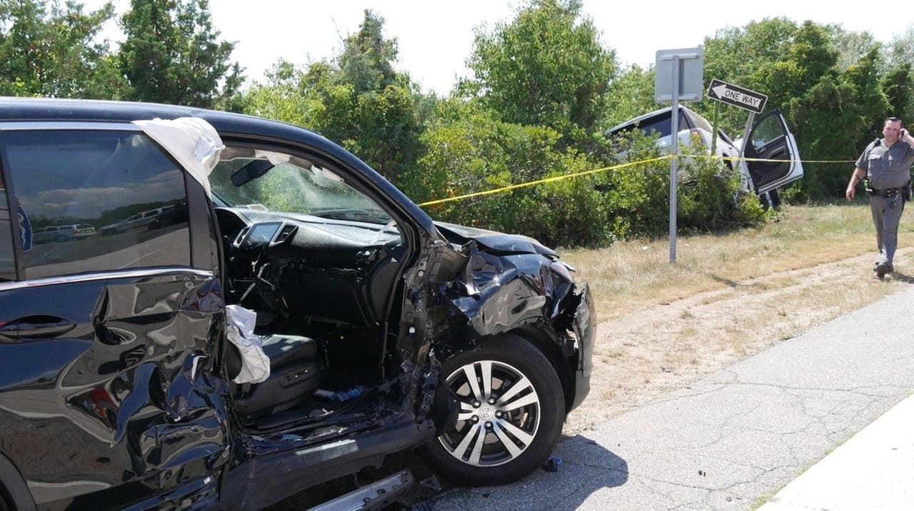 Westbound Ocean Parkway closed after serious Cedar Beach crash
