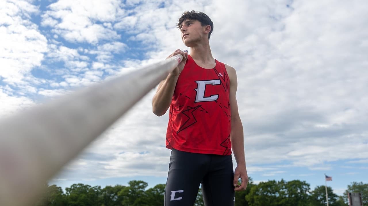 Connetquot senior Alex Molter sets Suffolk County pole vault record at 16-1