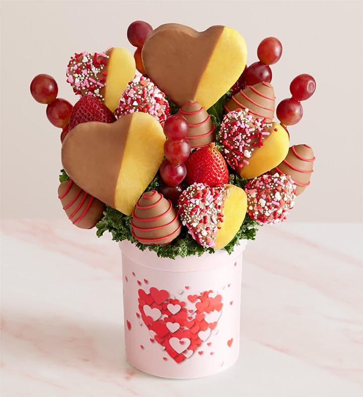 Edible bouquets of cookies and coxinhas win over Valentine's shoppers