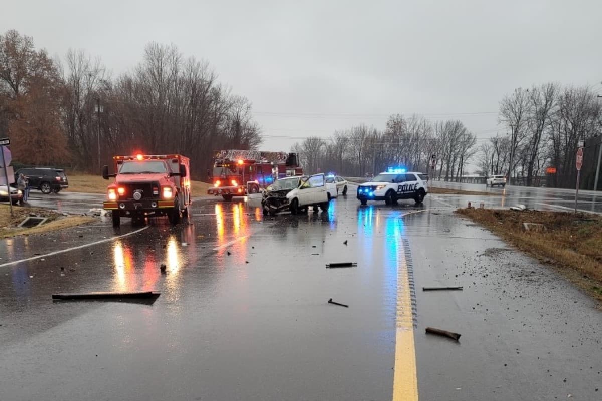 Man dies after jumping in front of cars on MLK Jr. Parkway