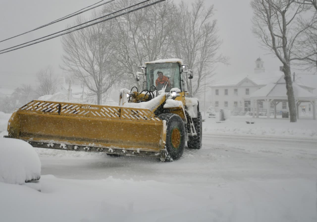 MaineDOT Warns Sagadahoc County Drivers: Intense Snow, Plowing May Pause