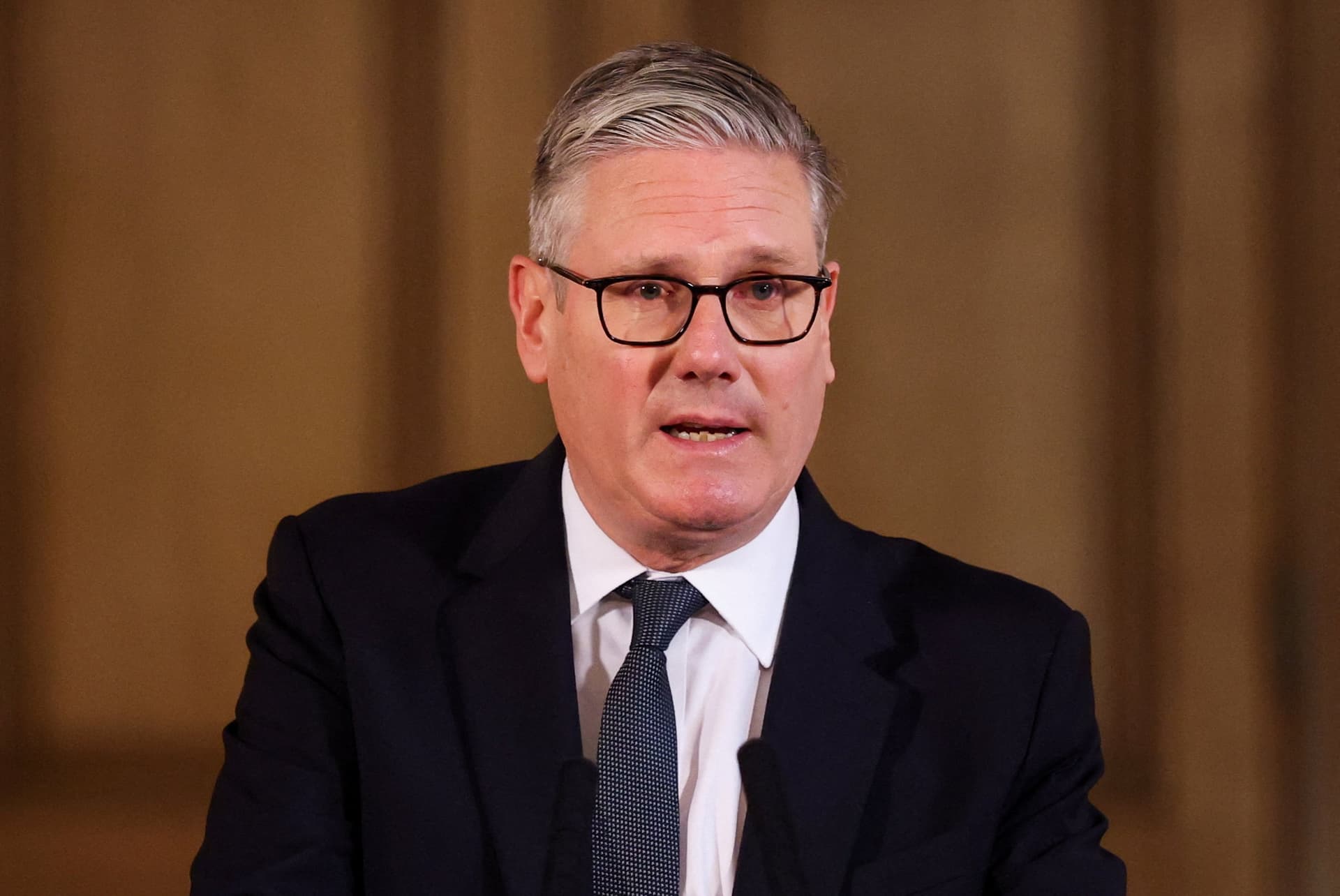 Starmer Faces Labour Challenge Rules as Pressure Mounts After Local Election Losses