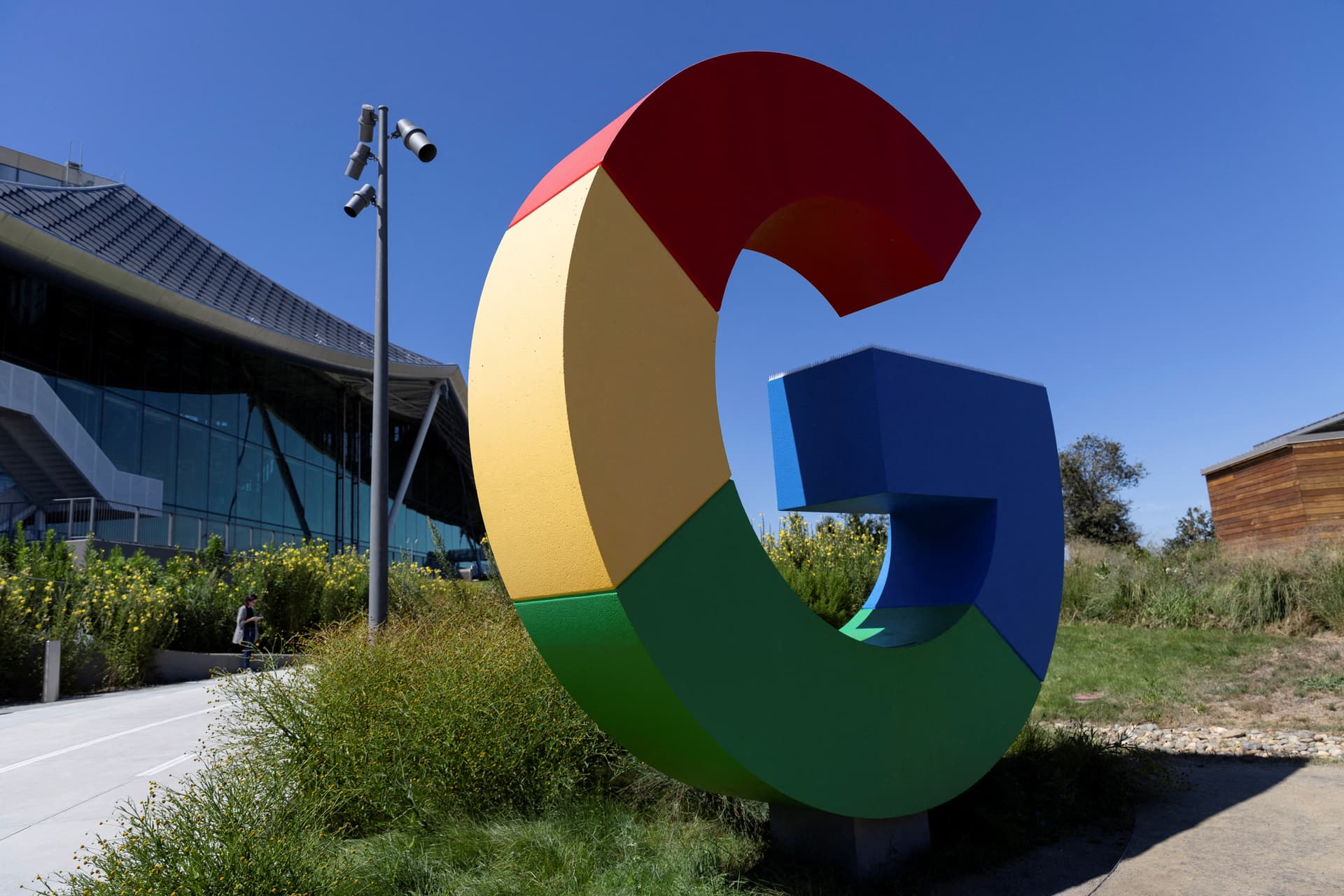 Apple backs Google in fight over EU Android AI access rules