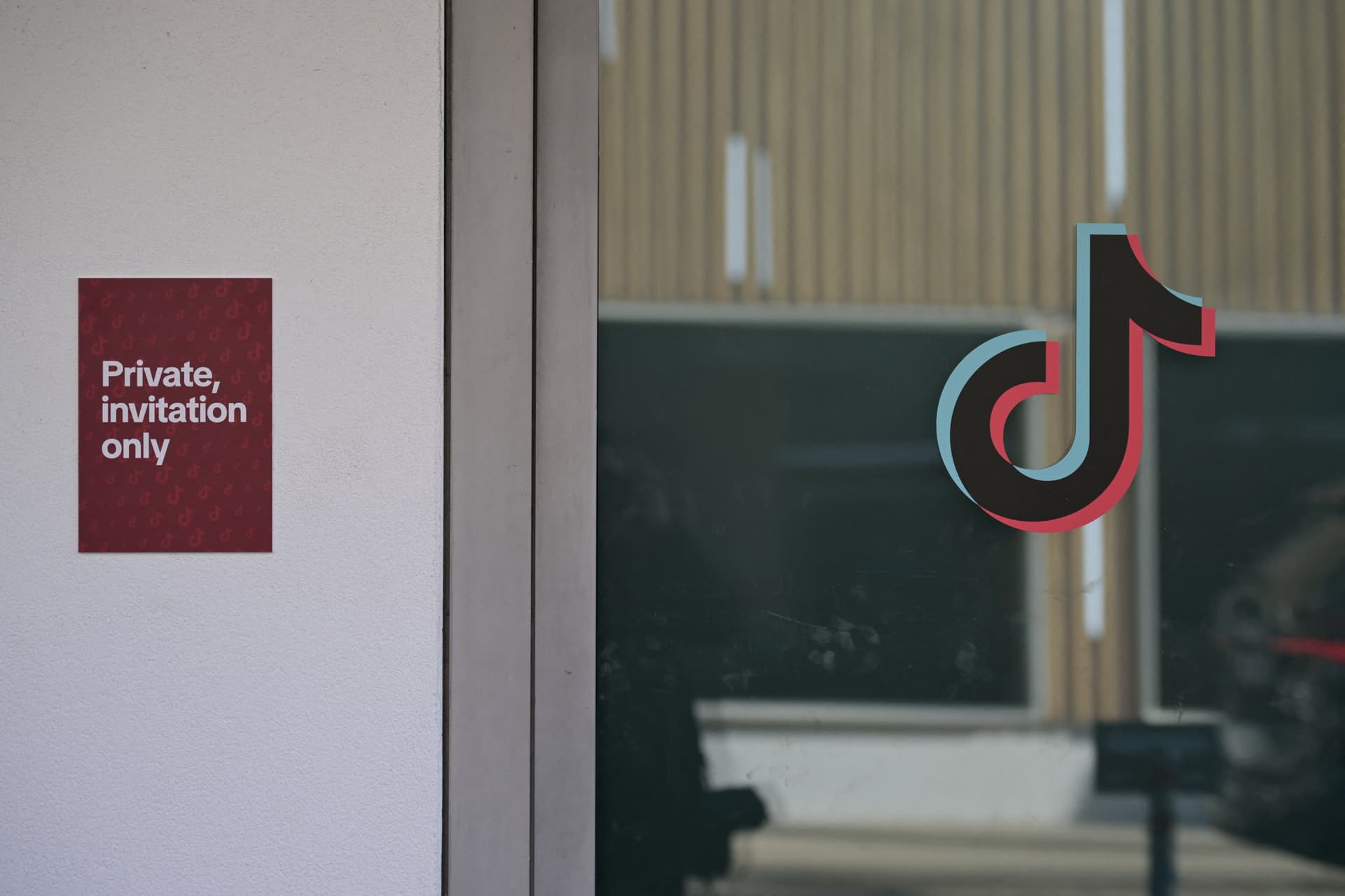 Oracle data-center outage cripples U.S. TikTok posting, creators report lags