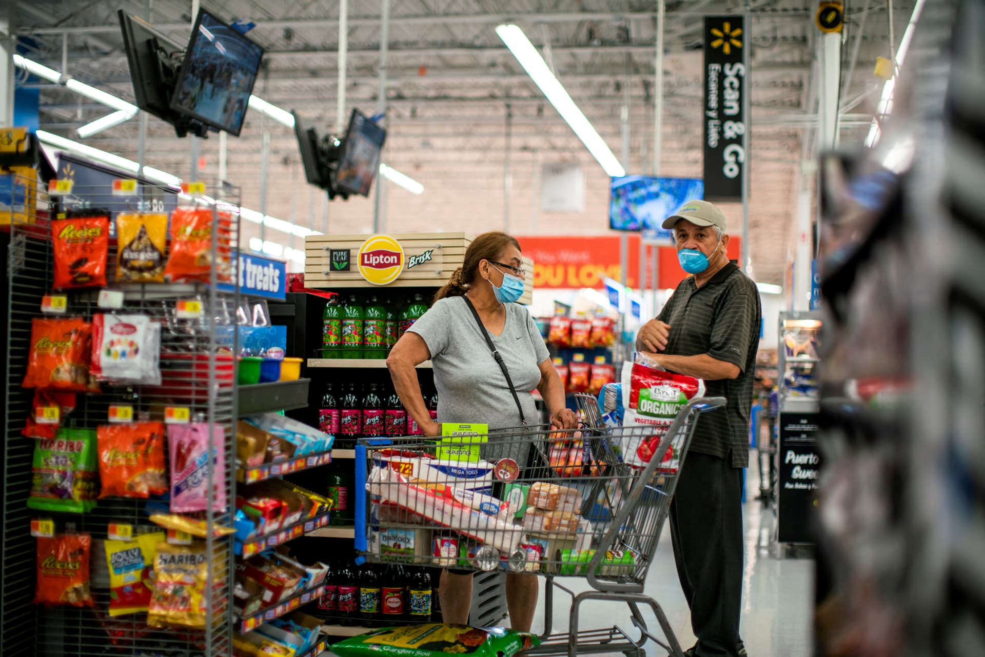 Walmart faces cautious shoppers as inflation worries persist