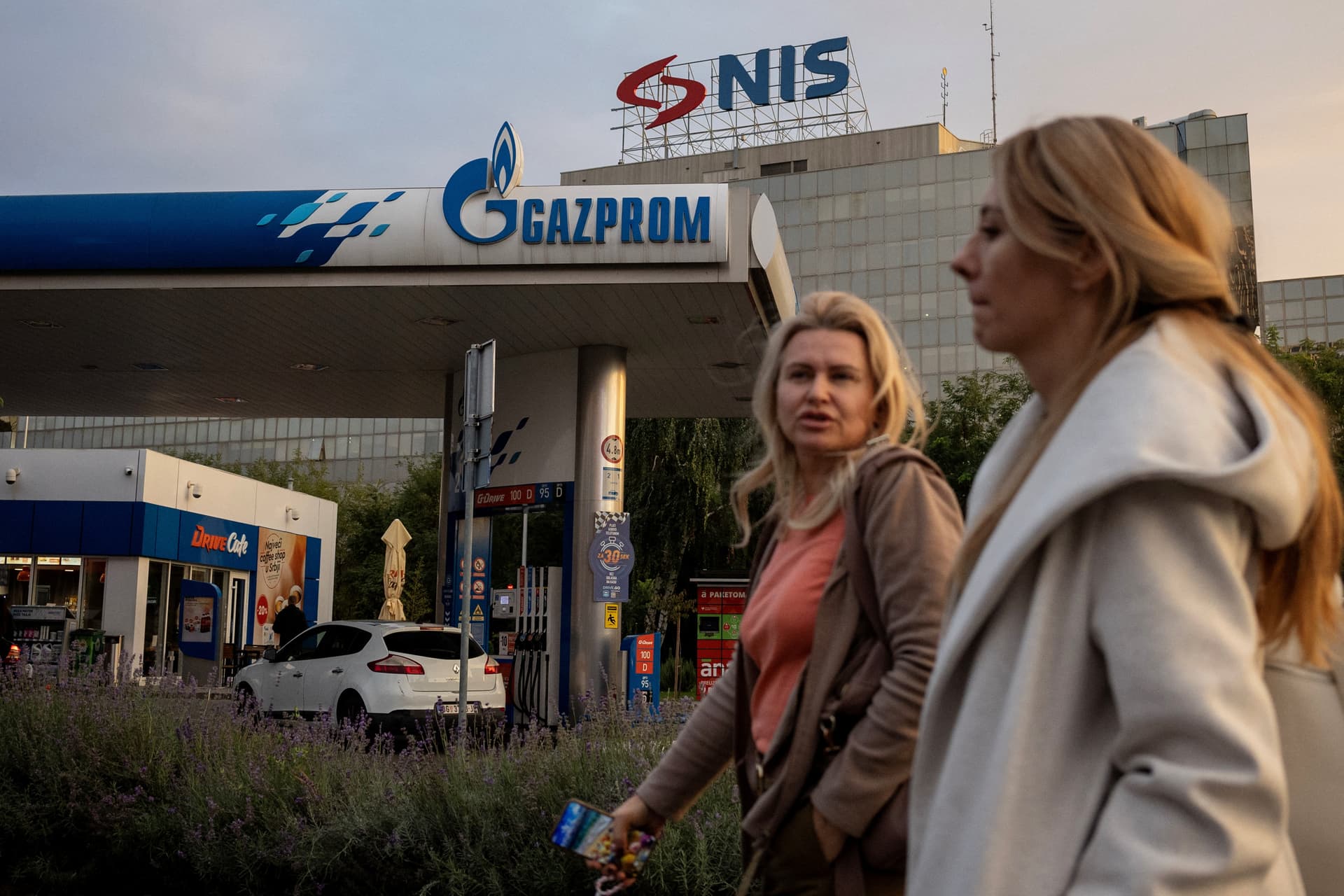 New Serbian firm offers 2 billion euros for stake in NIS refinery