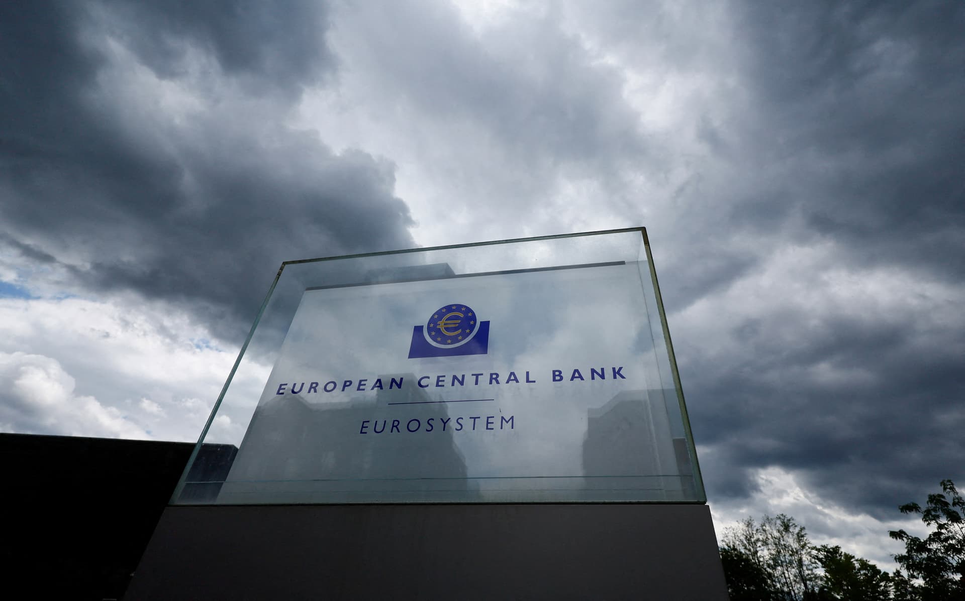 Euro zone bank lending to companies grows at fastest pace in three years