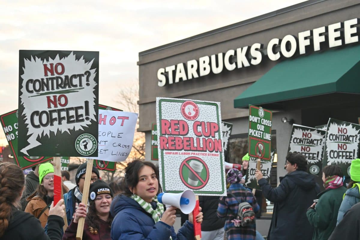 Starbucks Workers United keeps pressure on with Evanston picket line