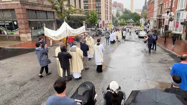 Hundreds join Baltimore Eucharistic pilgrimage in rainy procession