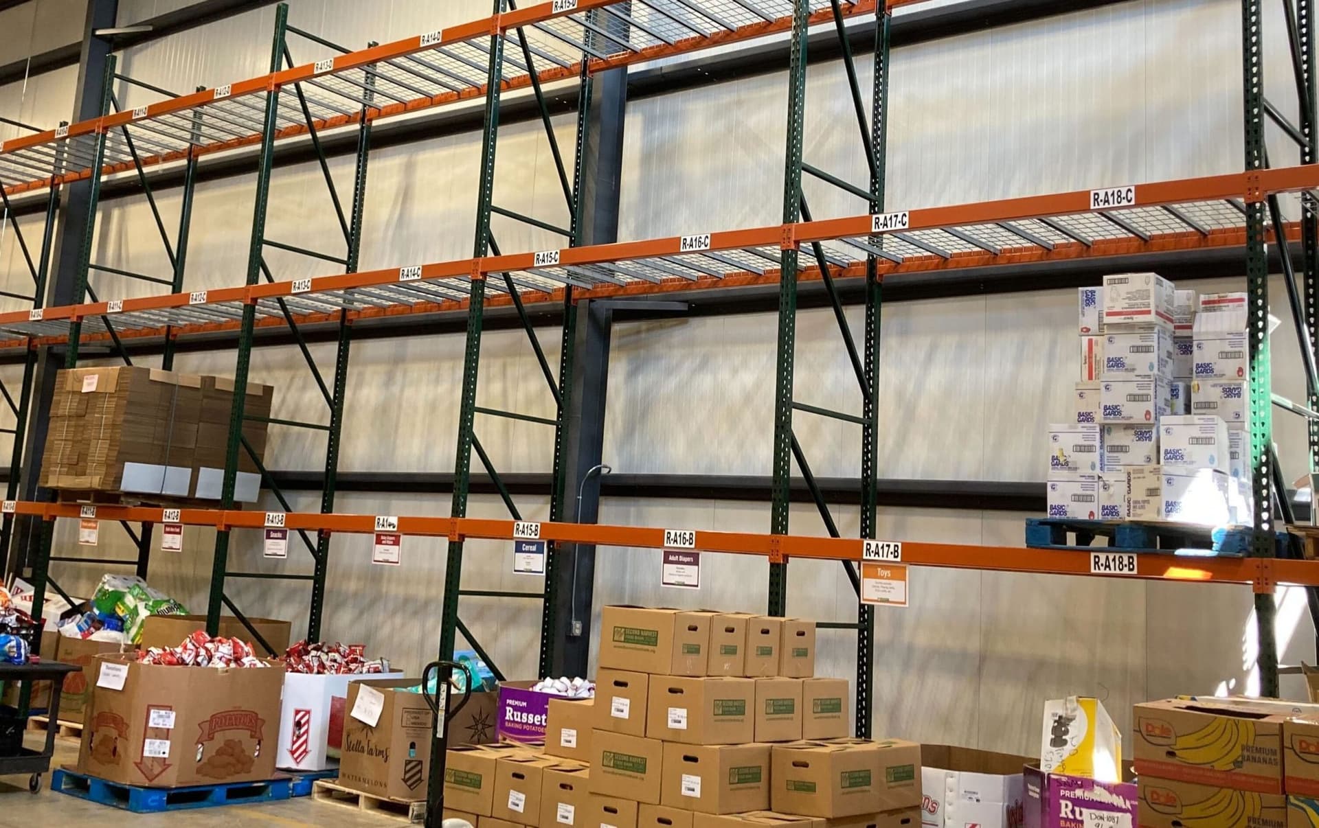 Inflation and shaky federal aid squeeze food banks, A Simple Gesture adapts