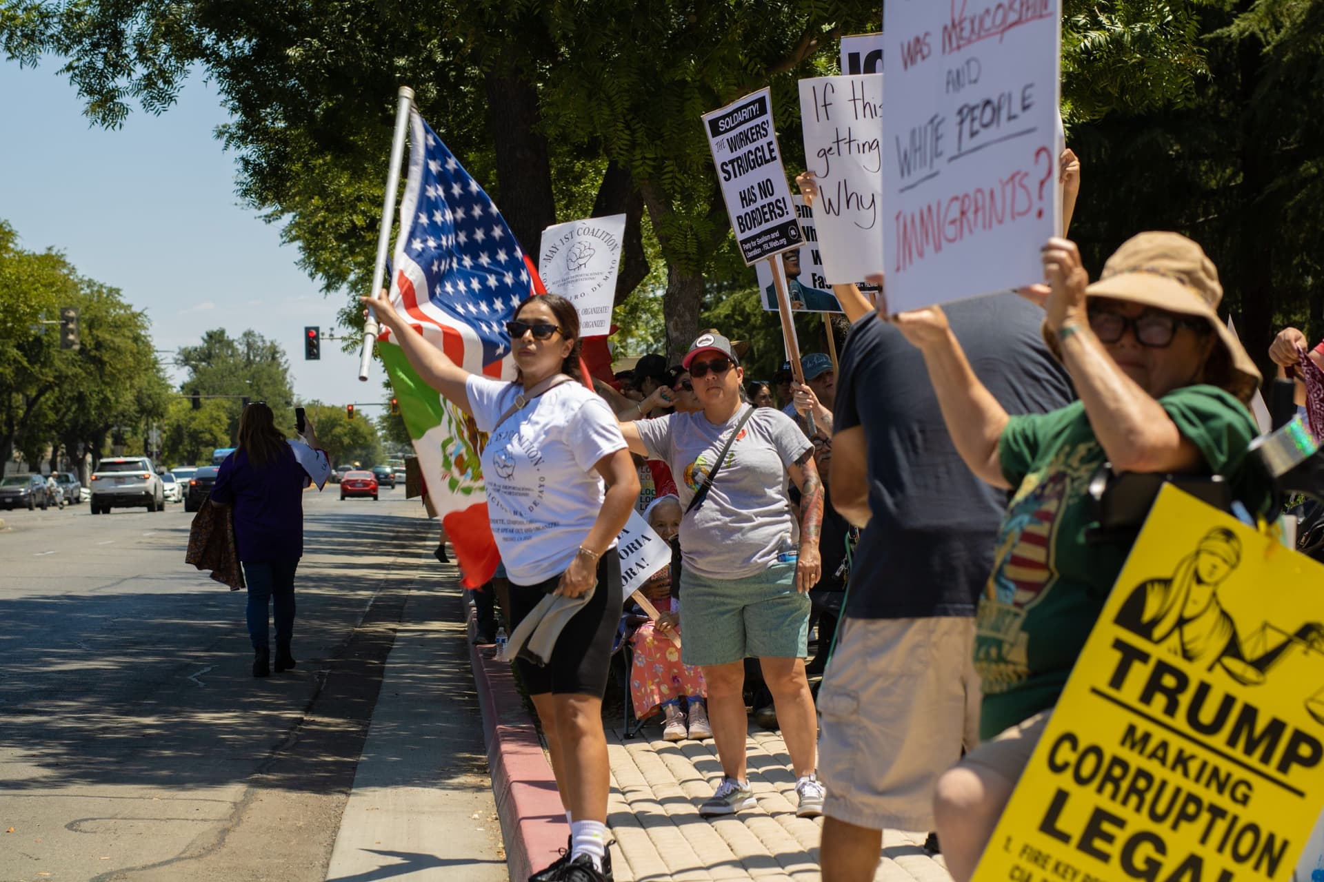 Hundreds Rally in Fresno to Protest ICE Detentions, Minneapolis Killings