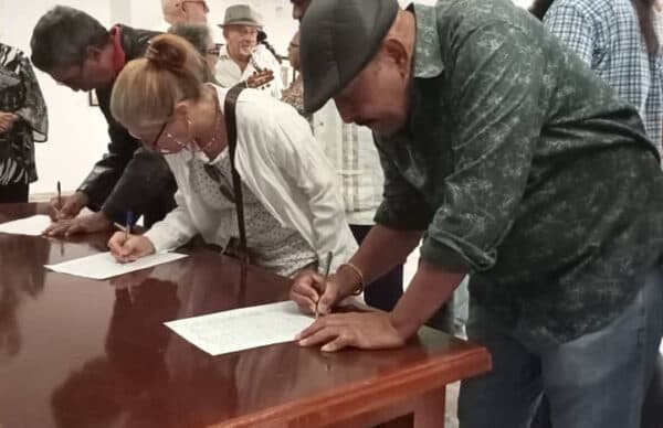 Havana campaign pressuring Cubans to sign loyalty pledge, critics say