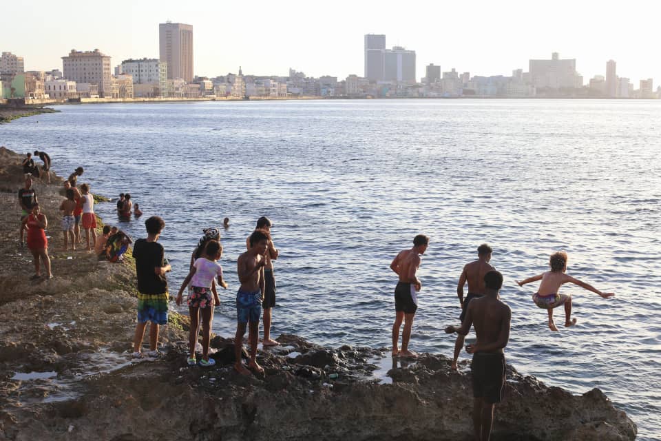 Havana youth find relief at the Malecón amid heat and hardship