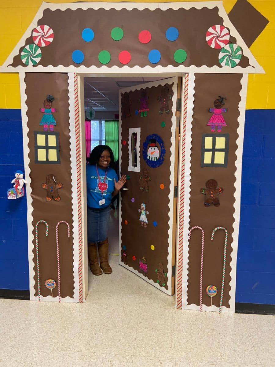 Jamestown Third Graders Decorate Gingerbread Houses with Parents and Grandparents