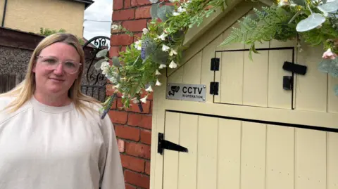 Nottinghamshire cake seller closes garden shed over street trading fees