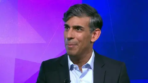 Sunak urges tax break on hiring as AI threatens graduate jobs