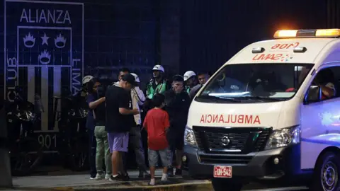 Crowd Crush at Lima Stadium Kills One, Injures Dozens at Fan Rally