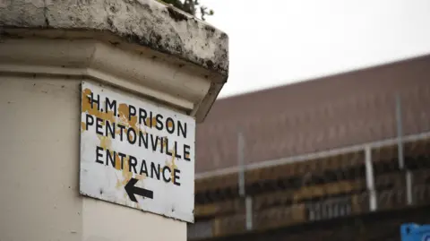 Judge criticizes prison after man freed before extradition to France