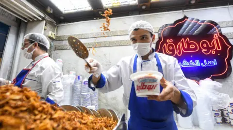 Egypt Orders Early Closures for Shops and Restaurants Amid Energy Crisis