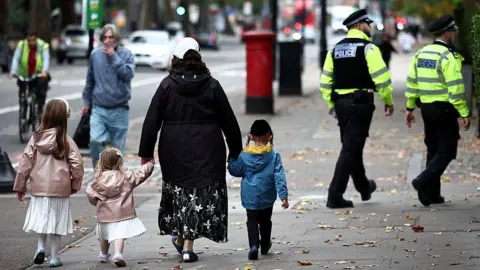 Met Police launches 100-officer team to protect London Jews