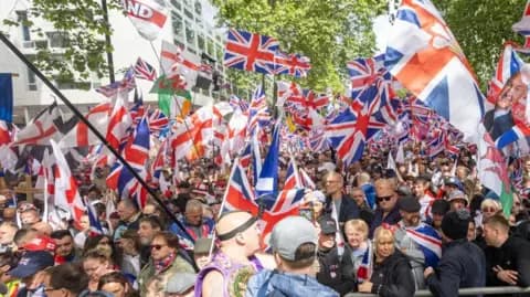 Met police deploy 4,000 officers for rival London marches today