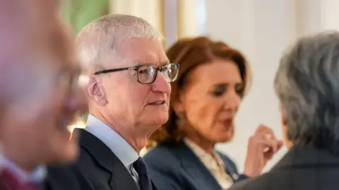 Apple Posts Record Revenue as Cook Prepares to Exit, Ternus Takes Over