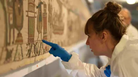 Bayeux Tapestry set for first UK display in nearly 1,000 years