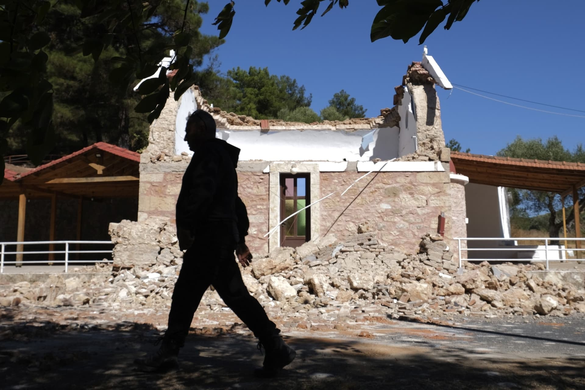 5.8 magnitude earthquake strikes off Greece's Crete island
