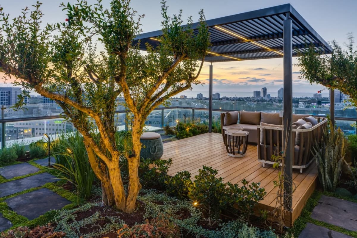 מרפסת ירוקה לקיץ: צמחים, הצללה ותחזוקה חכמה לעונה