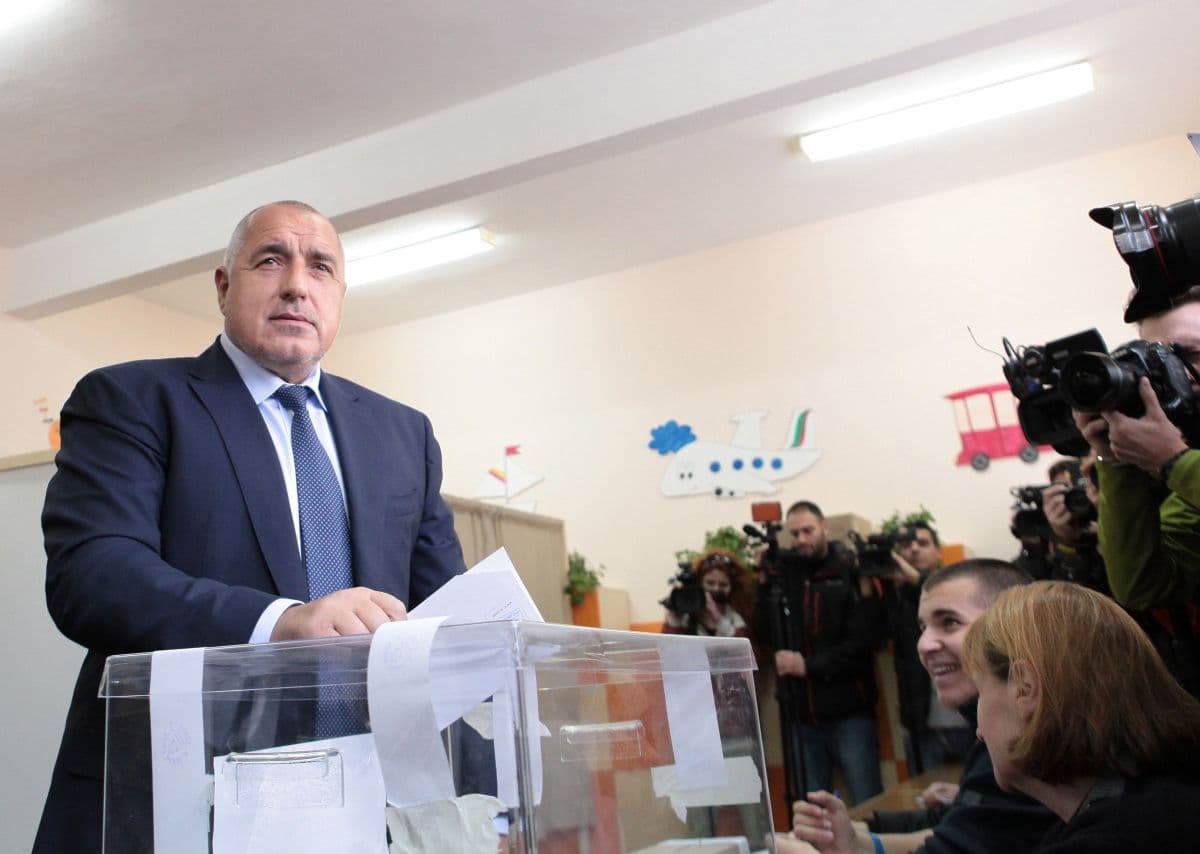 Bulgaria’s president resigns, fueling plans to form new political movement